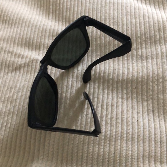 Authentic Vintage Ray Ban Folding Wayfarer Black Sunglasses. Soft finish/feel. - Picture 3 of 9